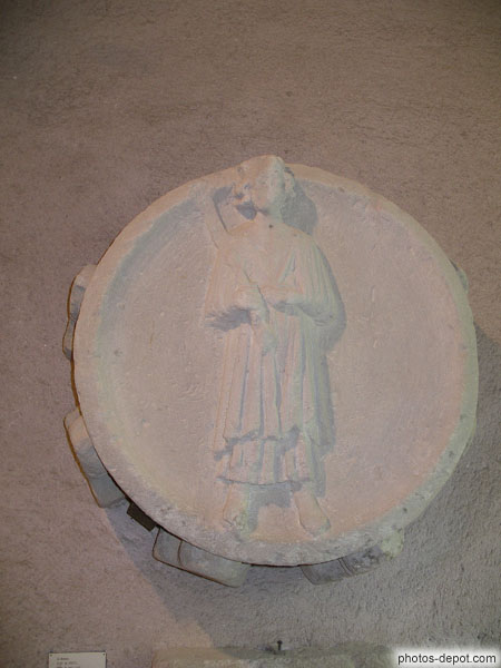 photo de clé de voute à l'effigie de Saint Louis, roi de France
