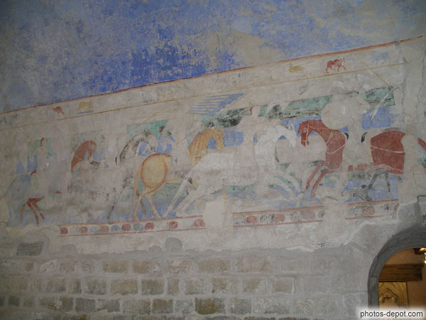 photo de combat de cavaliers et frise animalière en peinture murale