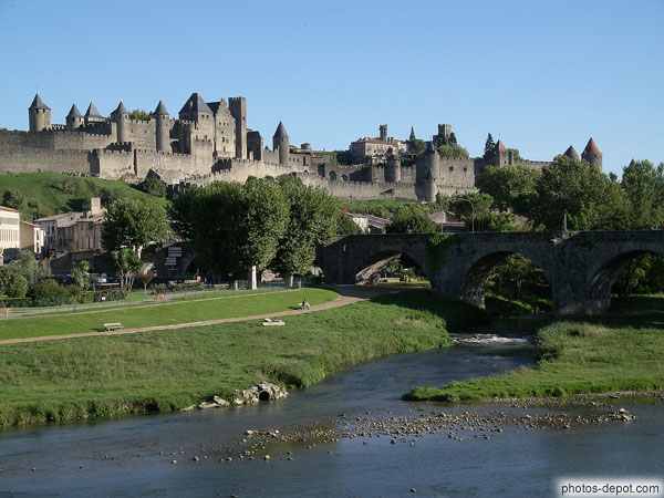 photo de pont sur l'aude et remparts de la cité médiévale