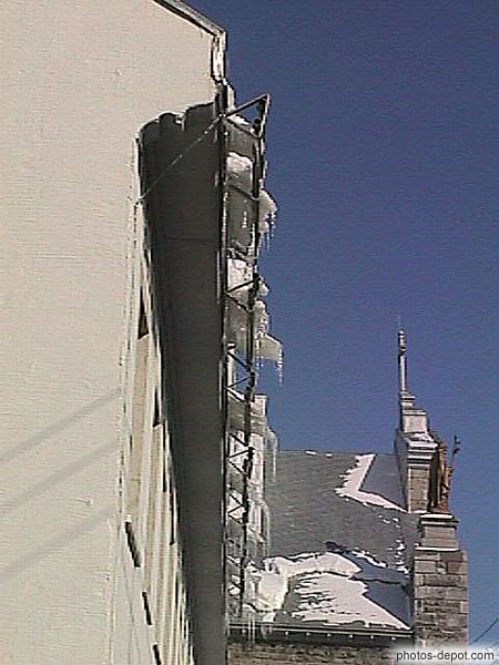 photo de glace sur les toits de l'église