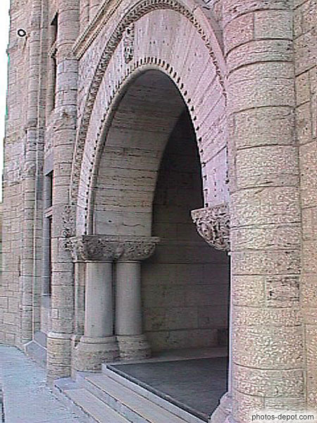 photo d'arc plein ceintre à 2 colonnes basses