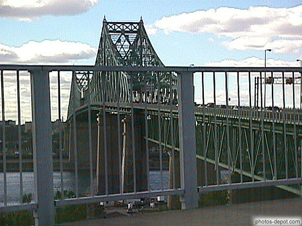 photo d'immense pont de fer Jacques Cartier