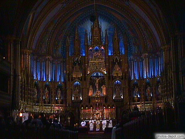photo d'intérieur richement décoré de l'église Notre Dame