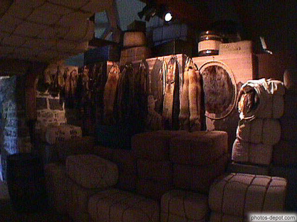 photo d'ancien magasin de traite, peaux de renard
