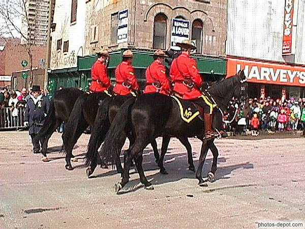 photo de police montée canadienne à cheval