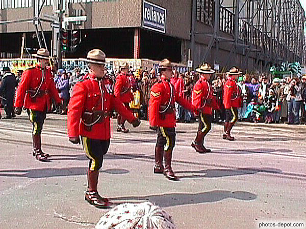 photo de défilé de la police montée canadienne à pied