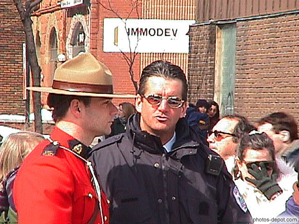 photo de policier de la ville et de la police montée canadienne