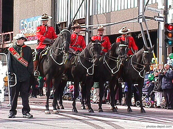photo de cavaliers de la police montée canadienne