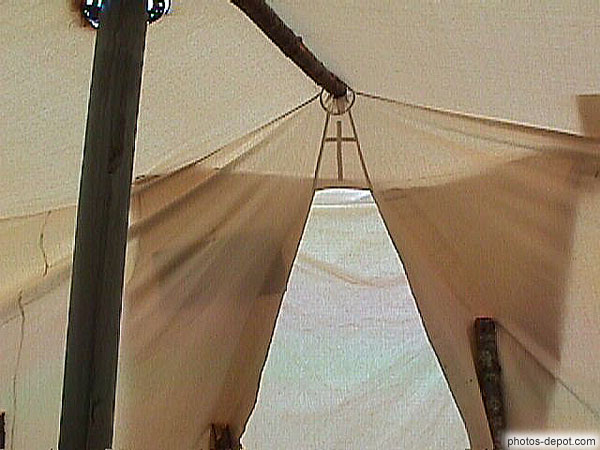 photo de croix tissée au dessus de l'entrée de la tente