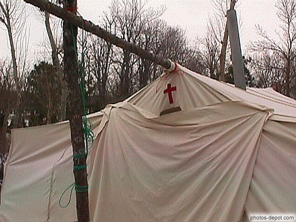 photo de tente à la croix rouge