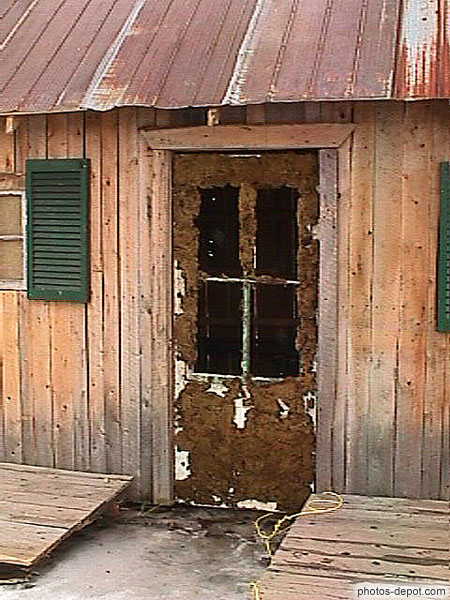 photo d'entrée cabane de planches