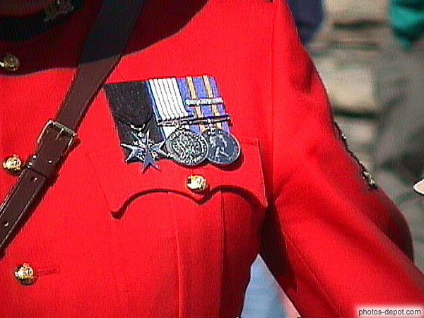photo de médailles sur poitrine officier de la police montée canadienne