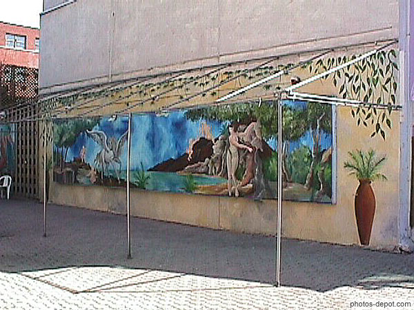 photo de peinture sur le mur femme nue, cheval ailé