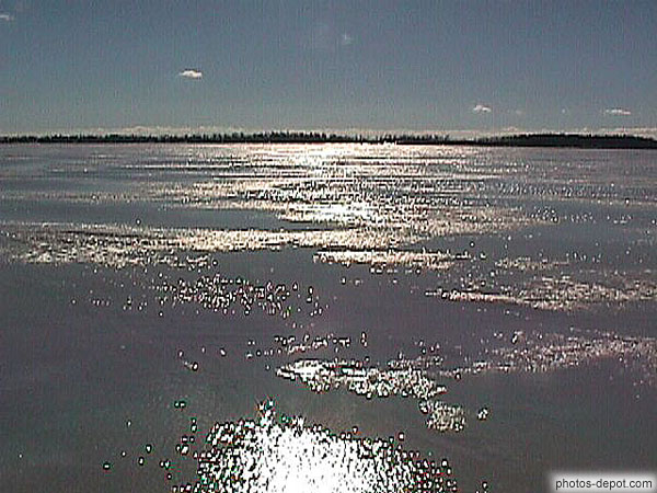 photo de Lac d'Oka recouvert de glace, élargissement du fleuve St Laurent atteignant 5 km de large, ou l'on traverse a pied sec l'hiver