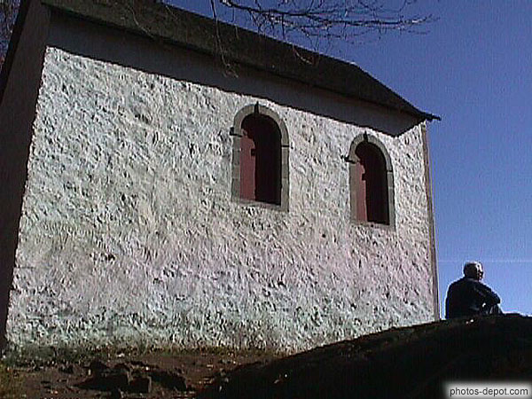 photo de petite chapelle dominant la baie d'Oka