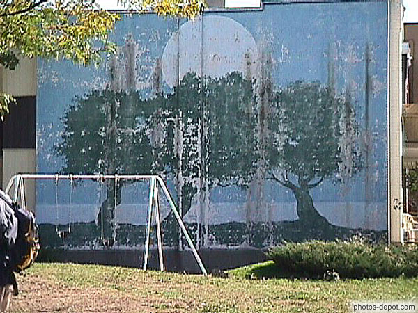 photo de vieille peinture délabrée arbre etlune devant balançoire