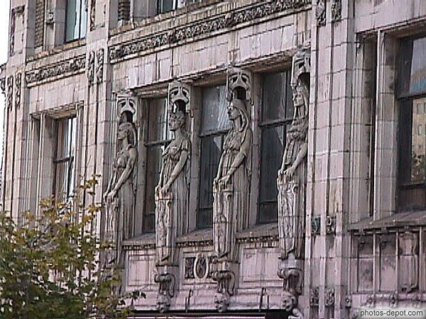 photo de Cariatides sur facade  immeuble