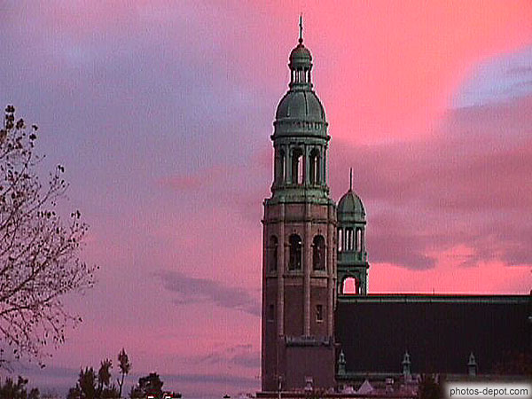 photo de clochers devant ciel rose