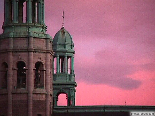 photo de tours clocher église et ciel rose