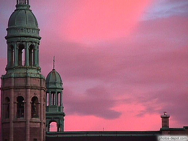 photo de clocher église et ciel rose