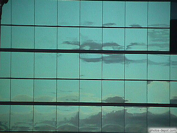photo de reflet du ciel dans vitres gratte-ciel