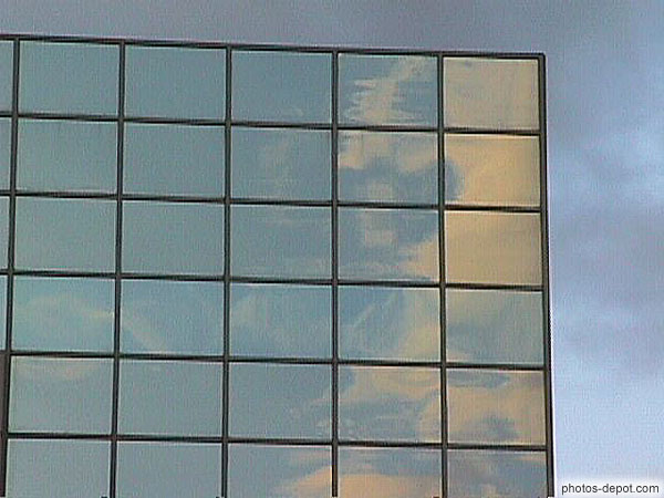photo de ciel se reflétant dans les vitres du gratte-ciel