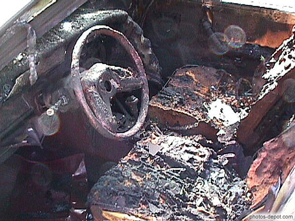 photo de voiture brulée