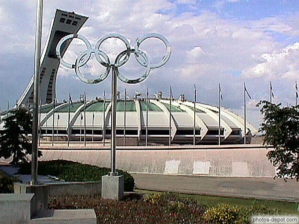 photo de Stade Olympique (JO 1976) a la plus haute tour penchée du monde (193 m)