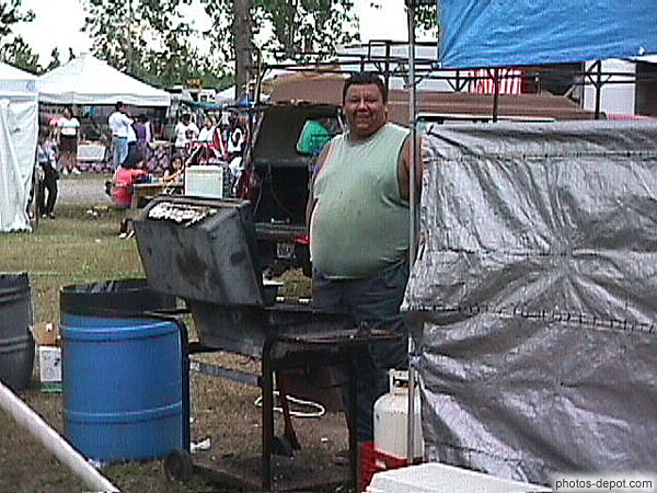 photo de gros indien devant son barbecue