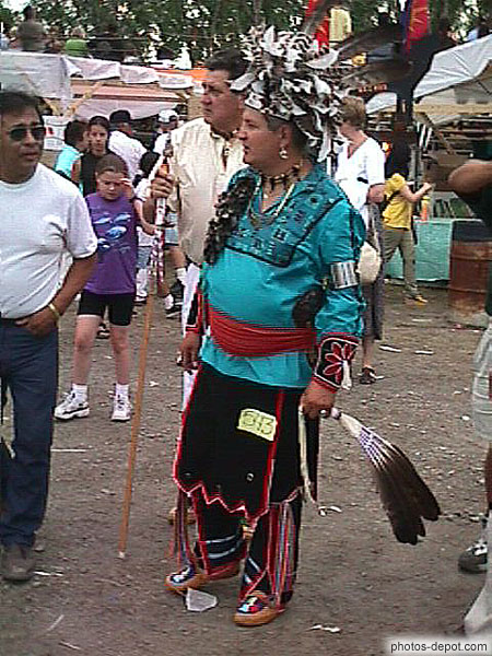 photo d'indienne en costume et chapeau à plumes