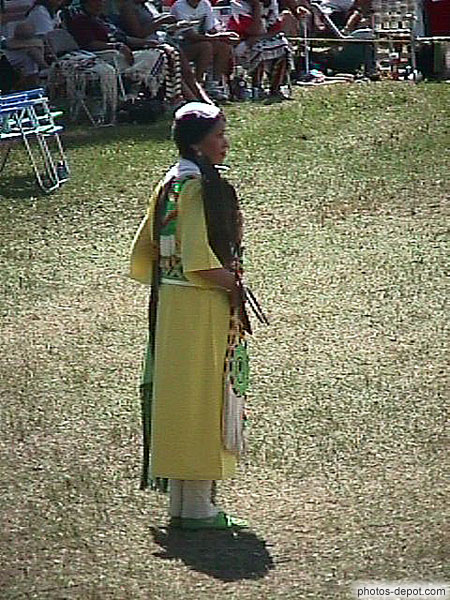 photo d'Amérindienne costume jaune