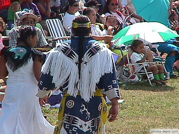 photo d'Amérindien de dos en costume à franges