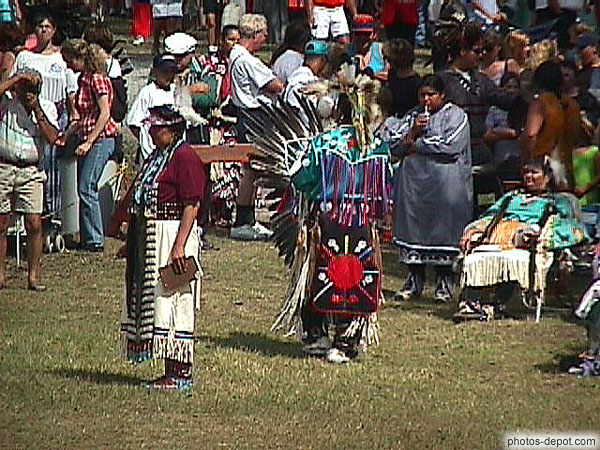 photo d'Amérindiens en costume