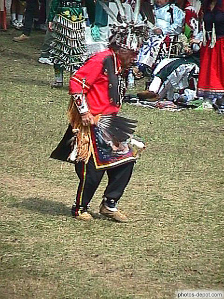 photo de danseur Amérindien en costume rouge et noir