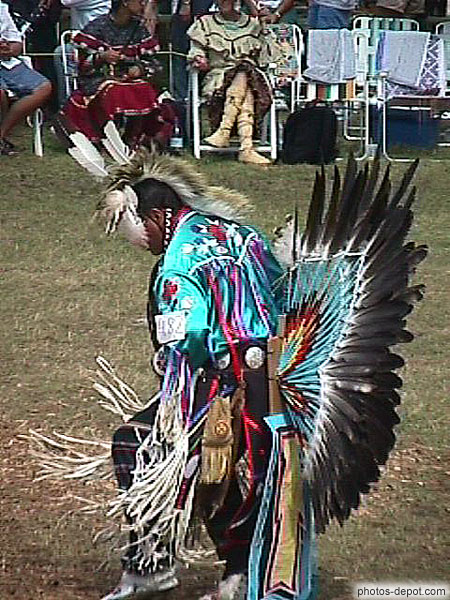 photo d'indien au costume à plumes