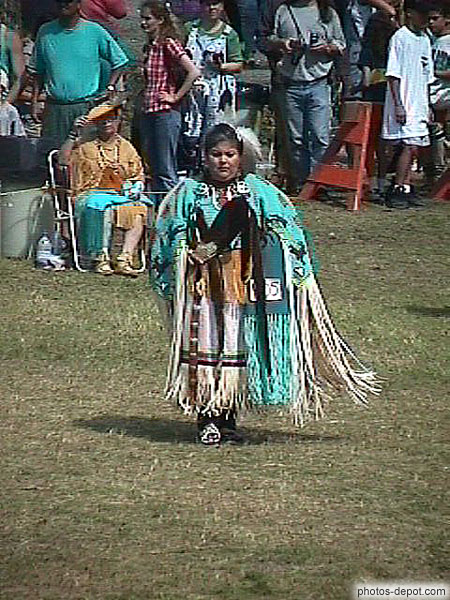 photo d'Amérindienne au costume à franges