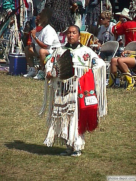 photo de femme Amérindienne au costume blanc