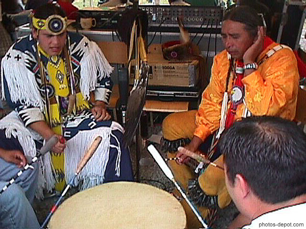 photo de percussionnistes amérindiens