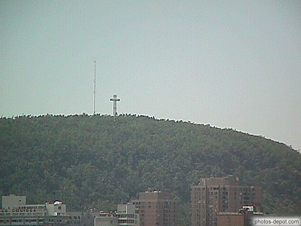 photo de Croix de fer au sommet du mont-Royal élevée en l'honneur de Jacques cartier