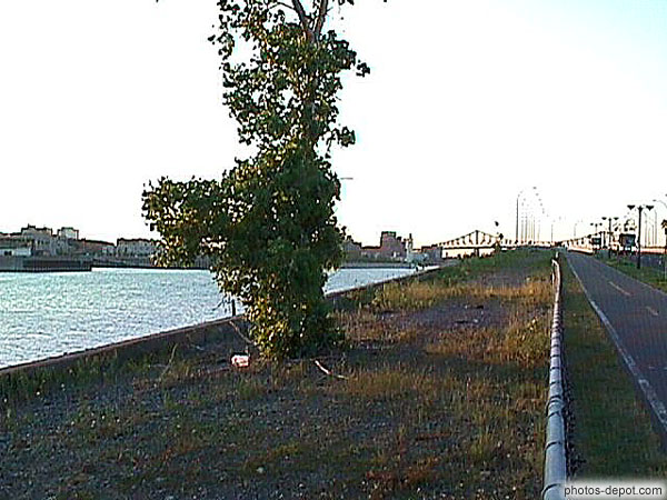 photo de piste cyclable le long du fleuve St laurent
