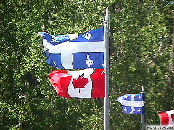 photo de drapeaux canadien et québecois