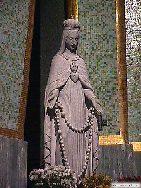 photo de Vierge couronnée portant un chapelet