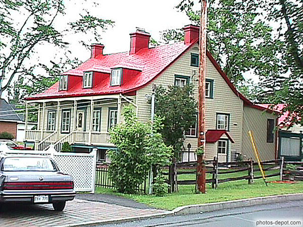 photo de maison au toit rouge