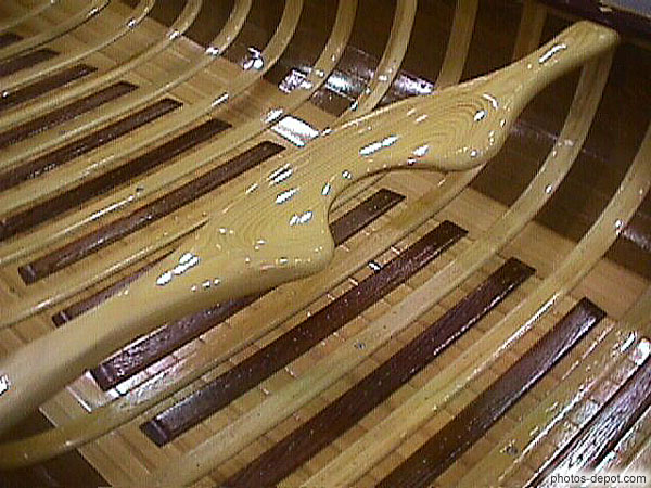 photo de canoe de bois au vernis brillant