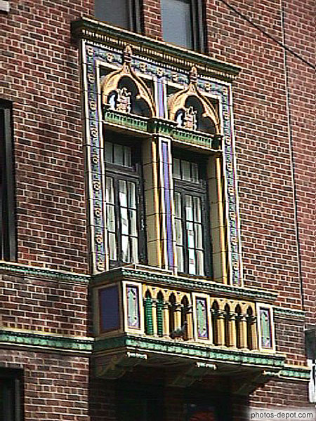 photo de fenêtre style renaissance italienne sur un building