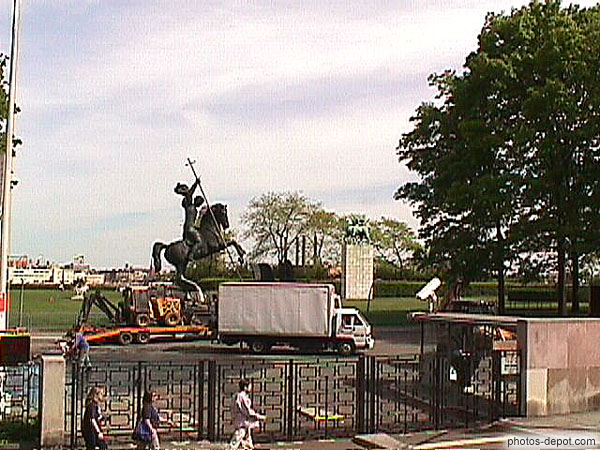 photo de statue cavalier dans parc