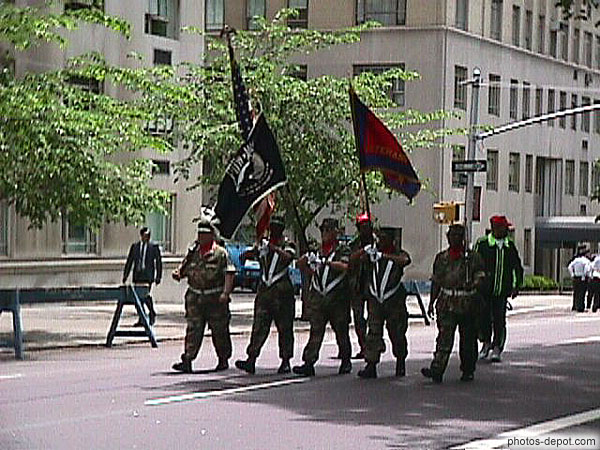 photo de défilé de militaires vétérans avec drapeaux
