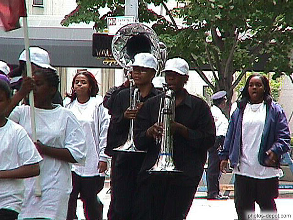 photo de musiciens défilé trompettes