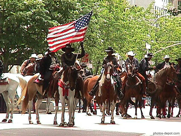 photo de cowboy à cheval au drapeau américain