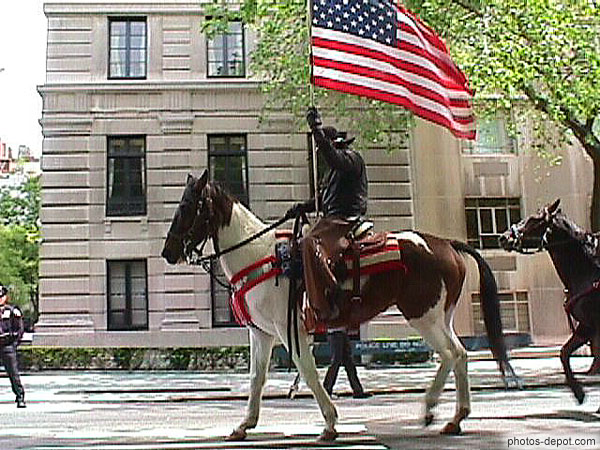 photo de défilé du cowboy au drapeau